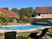 piscine chauffée partagée avec abri rétractable Domaine de Louveraude